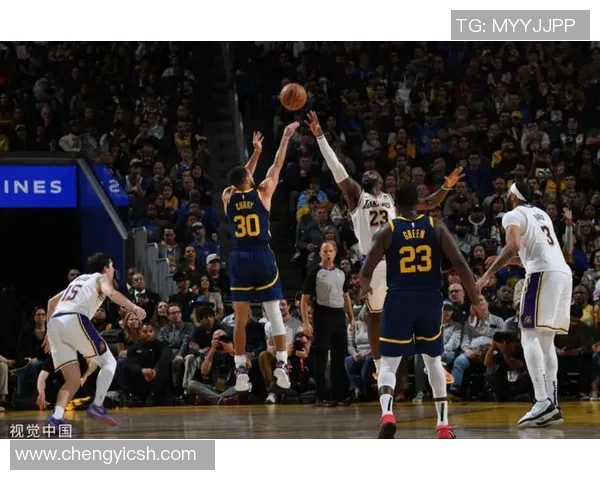 詹姆斯三双带领湖人获胜，重塑王者辉煌